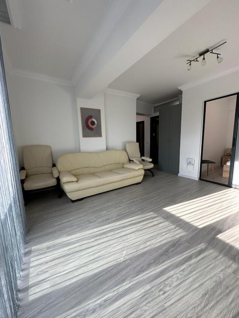 Cozy Holidays In Center Of Suceava Esplanada Luaran gambar
